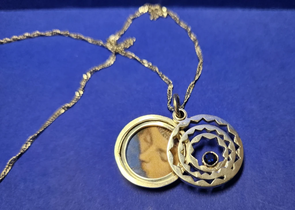 Locket made with silver 925 and synthetic sapphire, open 3 x 4 x 0.5 cm.