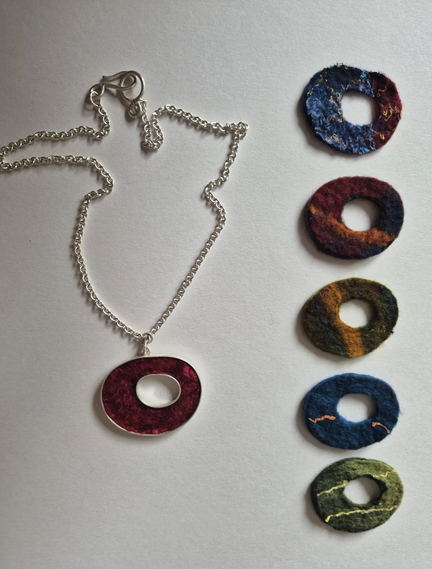 Silver bracelet with replaceable felt elements, dimensions vary