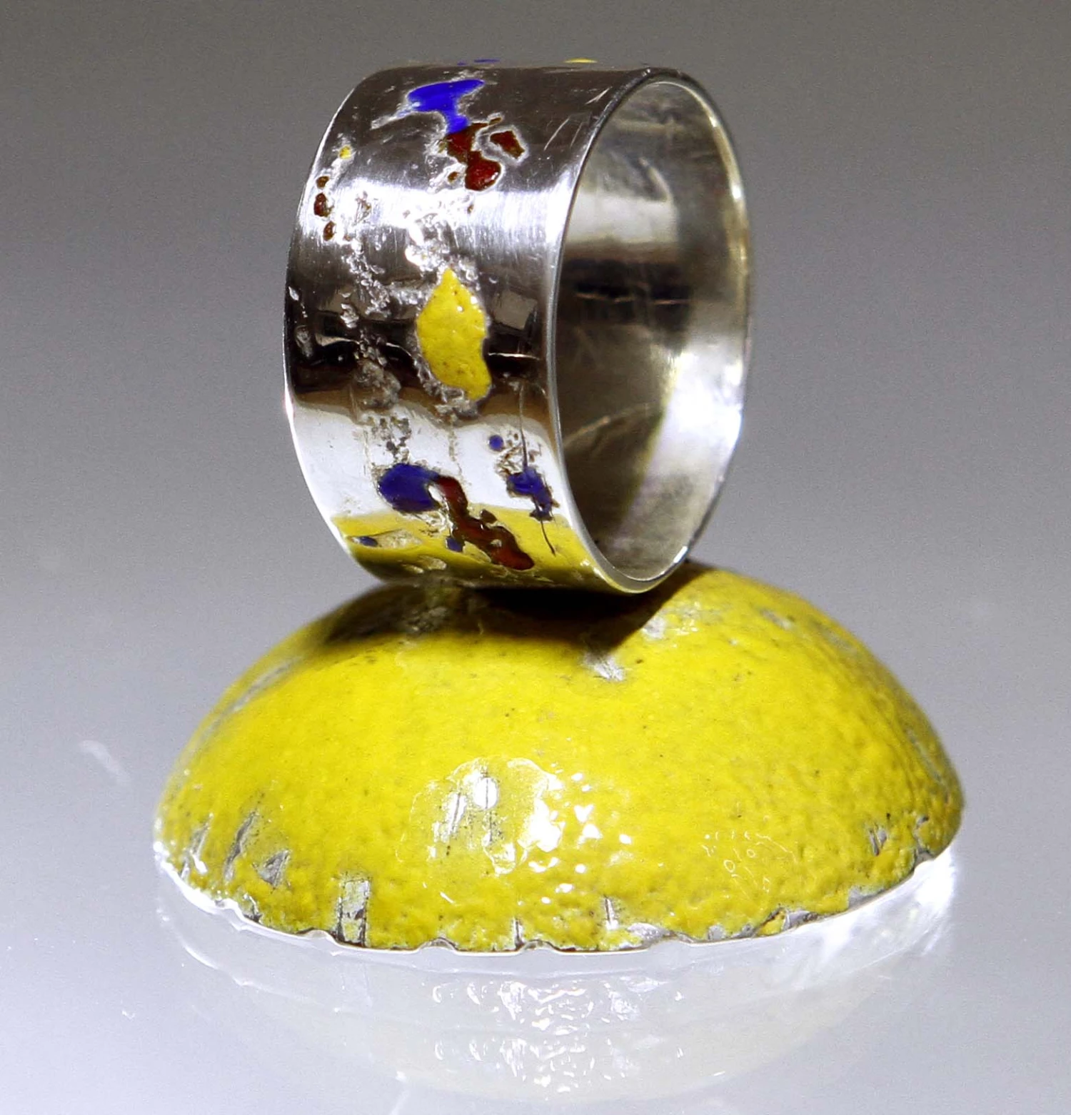*Grá* ring enamel detailing.