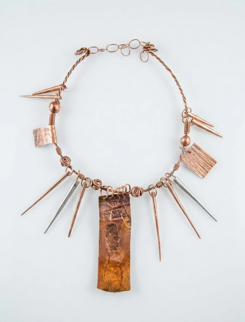 Hammered and pressed *Hawthorn* collar.