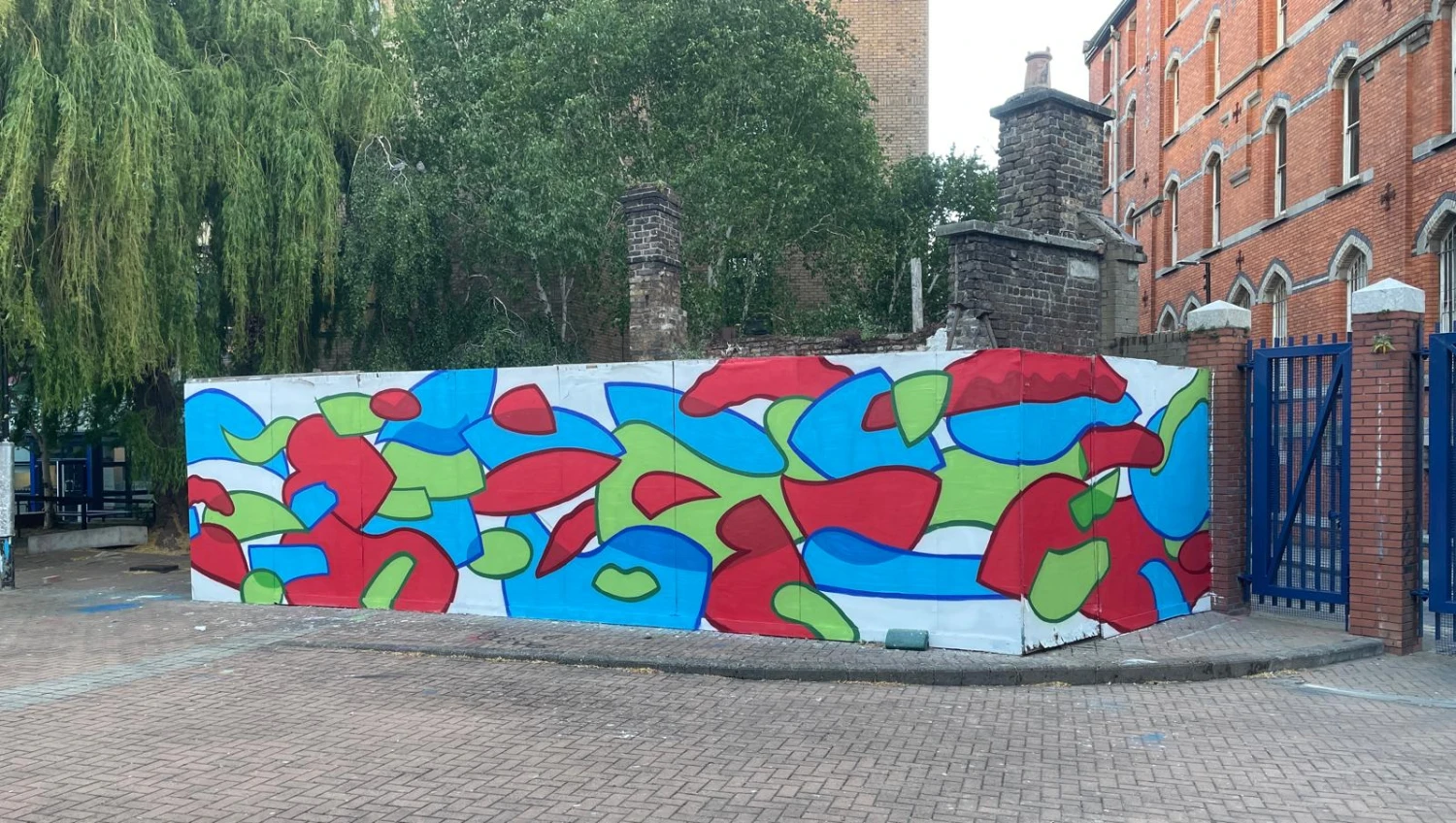 *Cascadence*, spray paint on wall, 17 x 2.4 m.