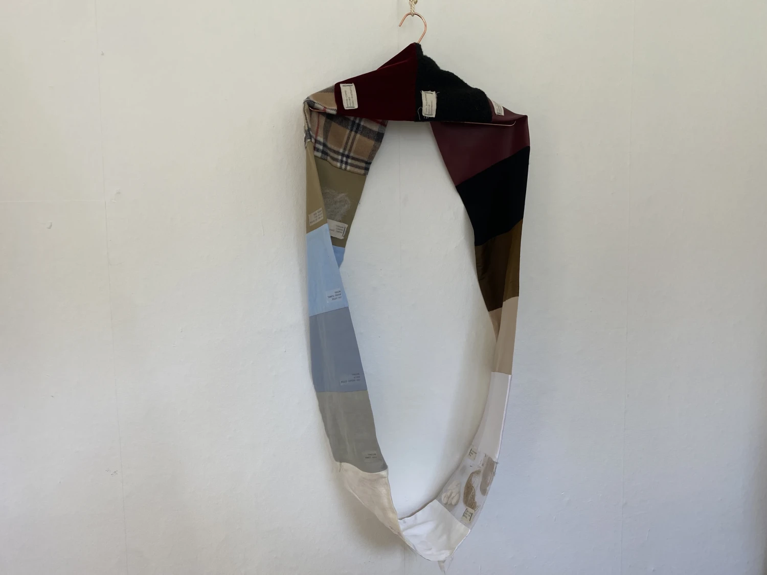 *Sensi-Loop*, mixed textiles, 20 x 90 cm.