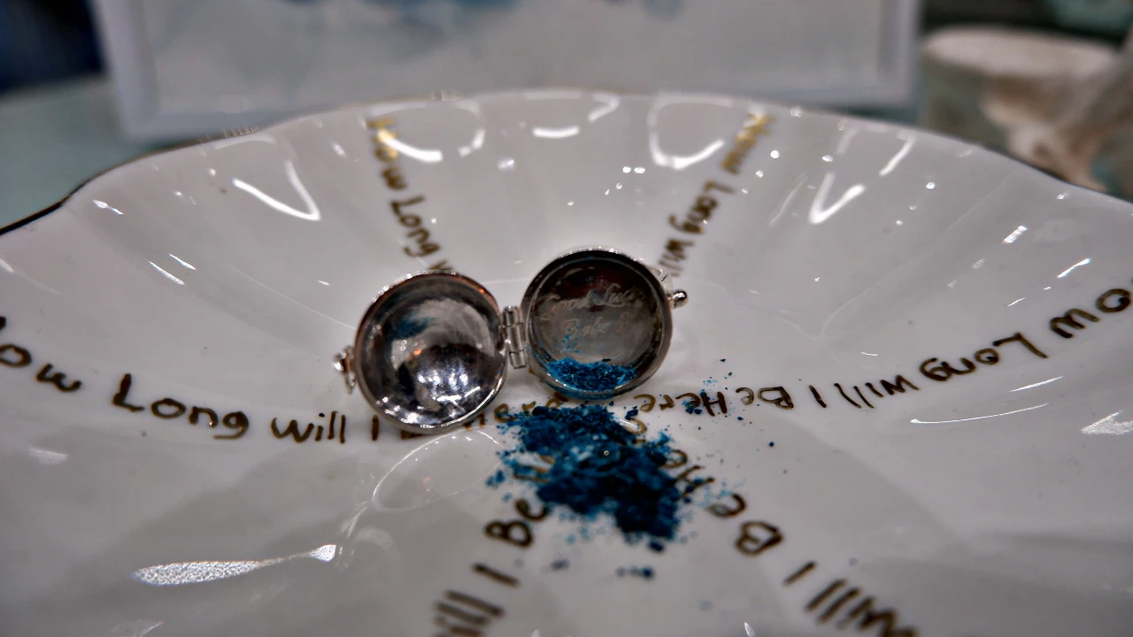 *Good Luck Babe Poisin*, ring, 3 x 2.5 x 3 cm.
