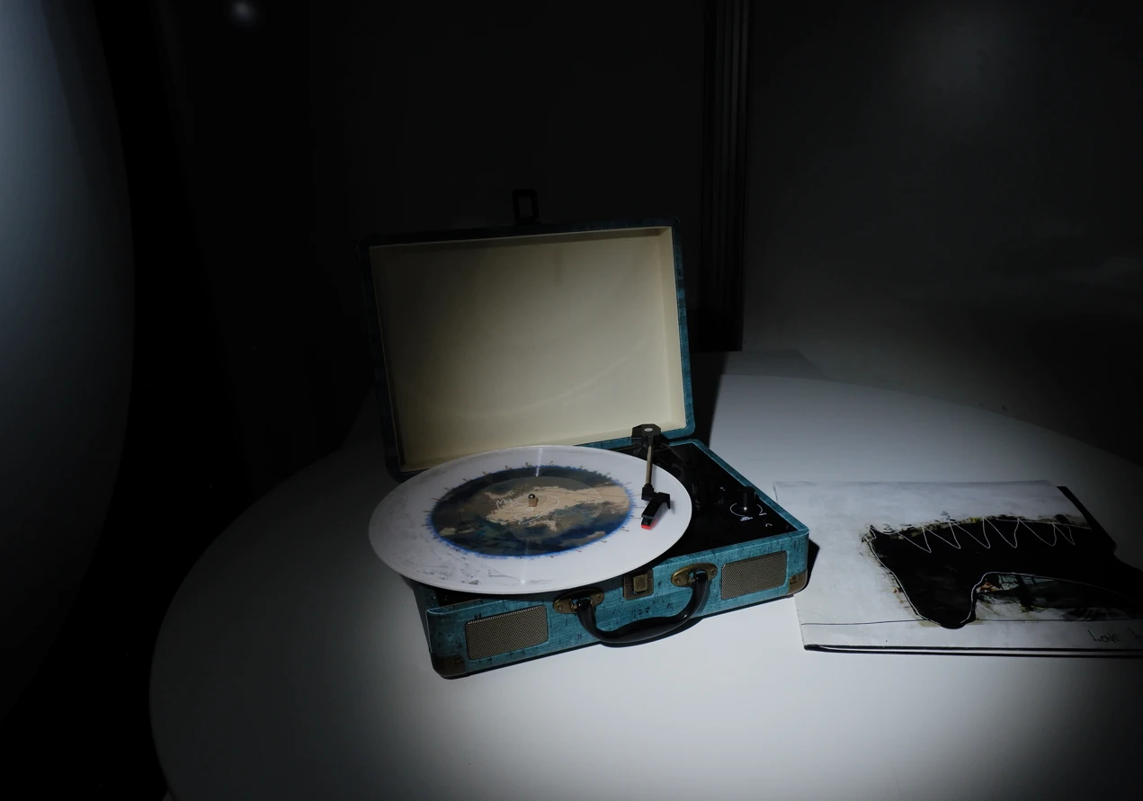 *Lone Horse*, vinyl depicting the sound of loneliness.